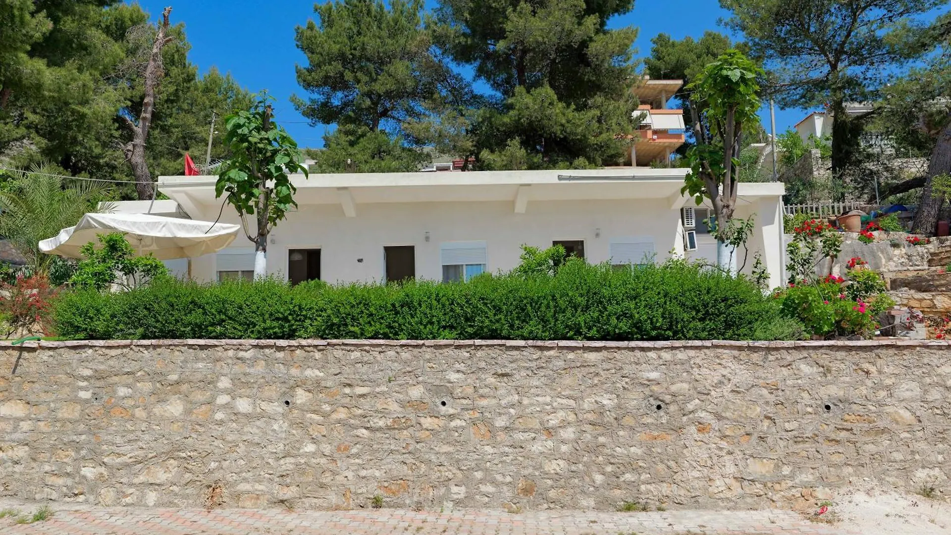 Flower Vila Sarande 0*,